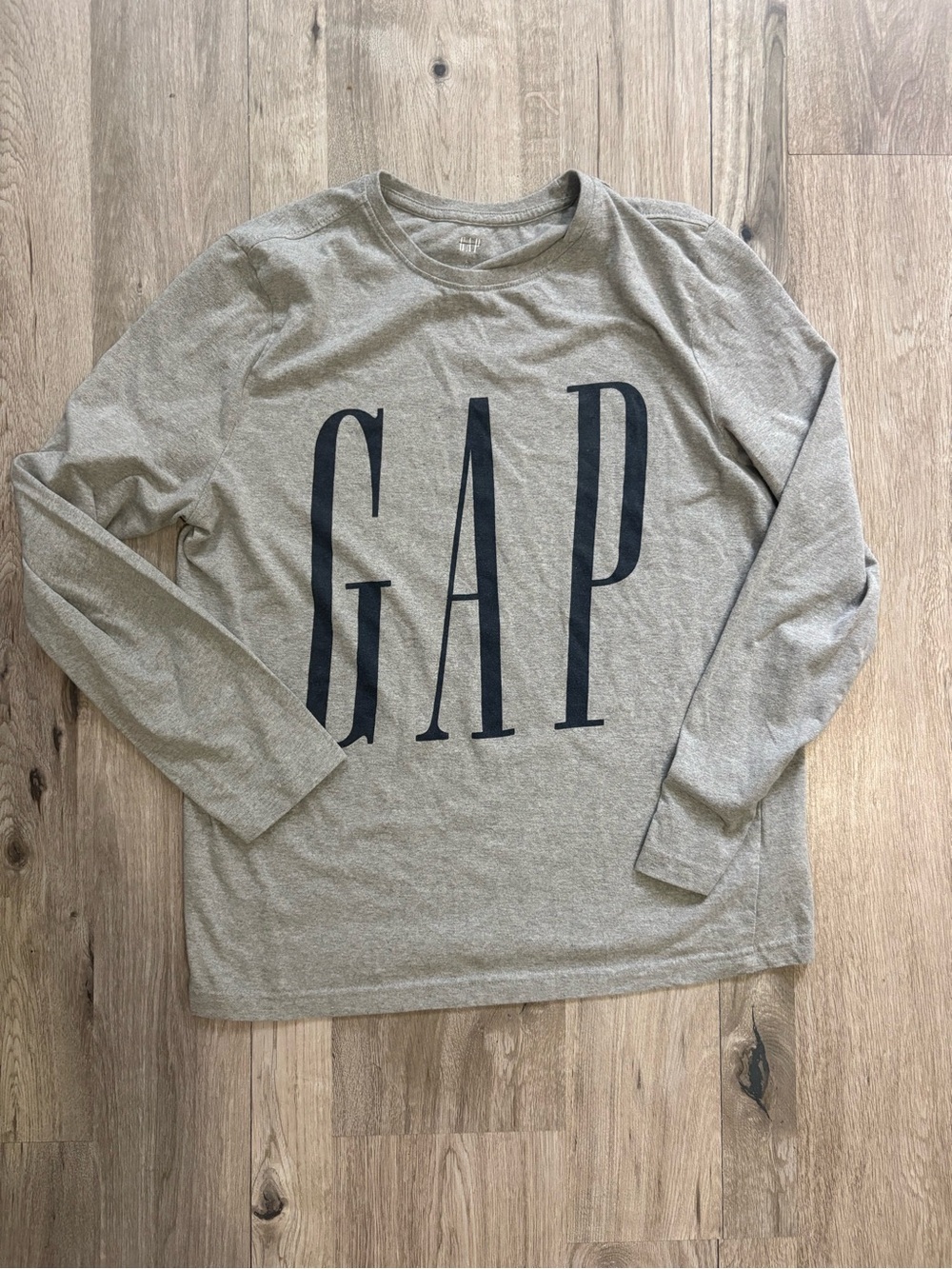 GAP Long-Sleeve Logo Tee in Light Gray